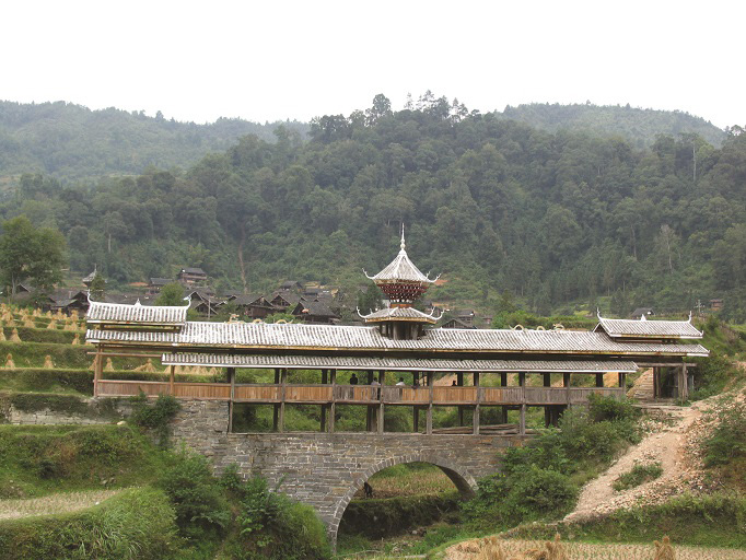 從江流架風雨橋