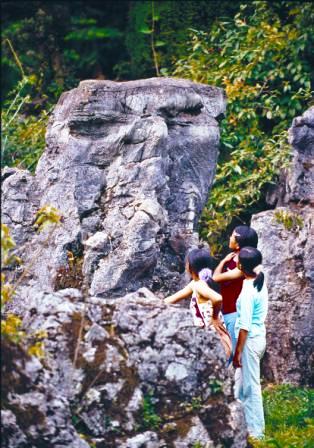 修文大石回水石林