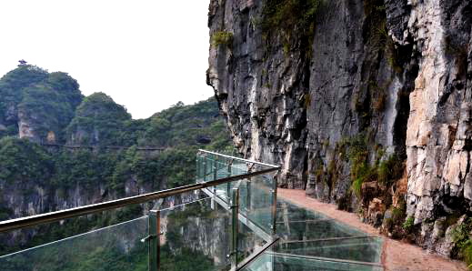 貴州首條懸崖玻璃棧道